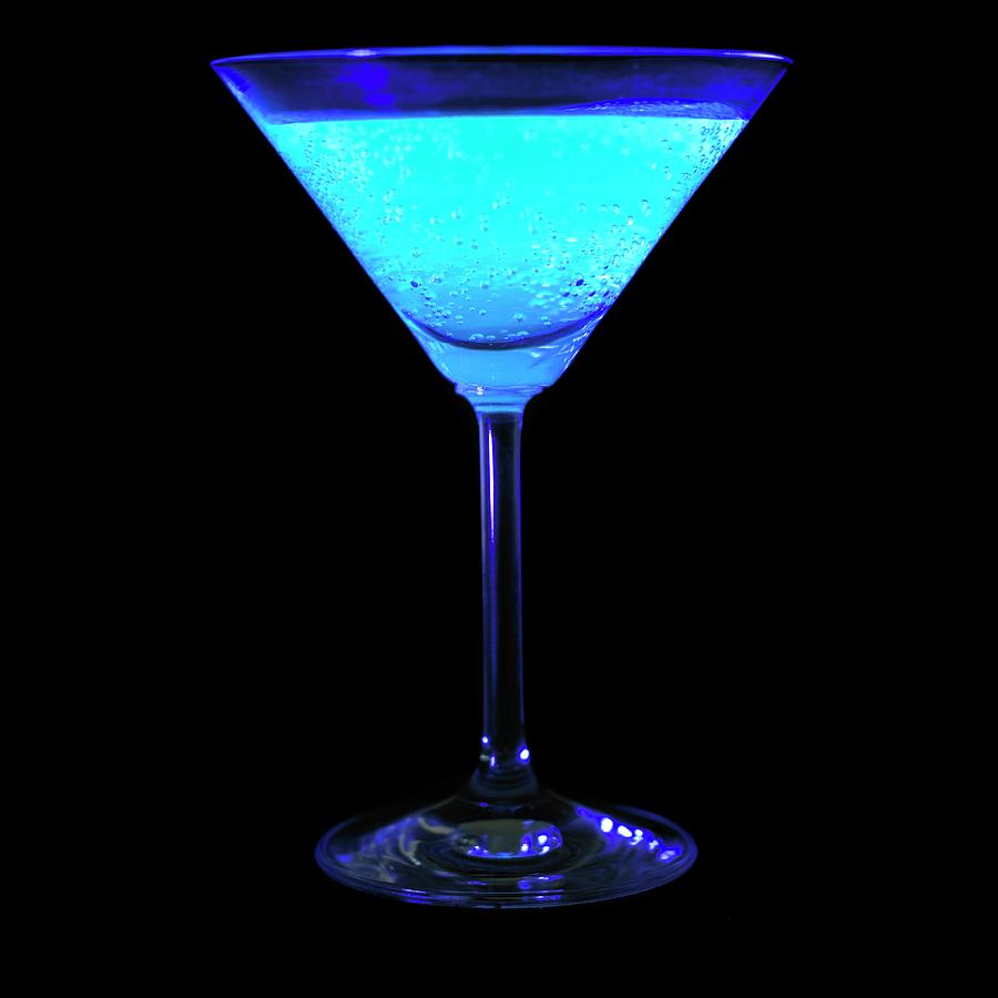 Cocktail Photograph - Tonic Water Fluorescing #1 by Science Photo Library
