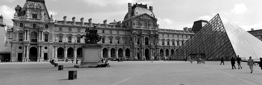 Black And White Photograph - Tourists In The Courtyard Of A Museum #1 by Panoramic Images