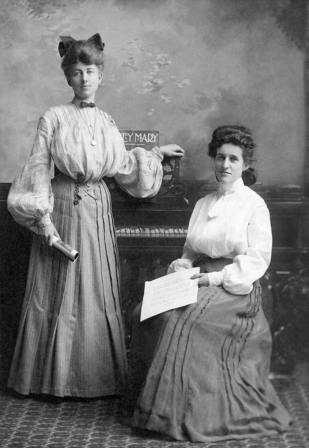 Two Young Victorian Women #1 Photograph by Underwood Archives