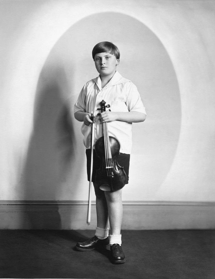 New York City Photograph - Violinist Yehudi Menuhin #1 by Underwood Archives