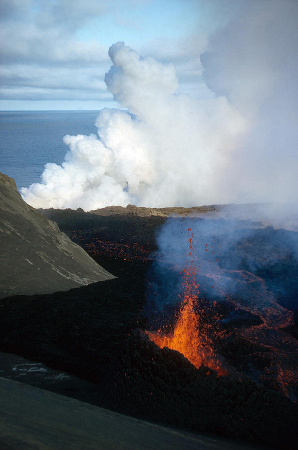 Volcanic Eruption On Surtsey #1 Photograph by Ragnar Larusson