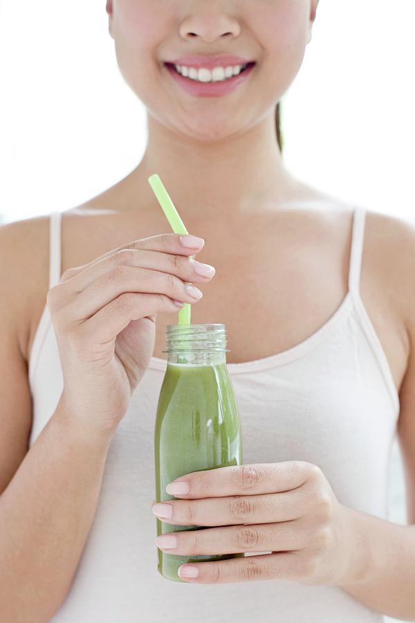 Woman Drinking Green Smoothie Photograph by Ian Hooton/science Photo