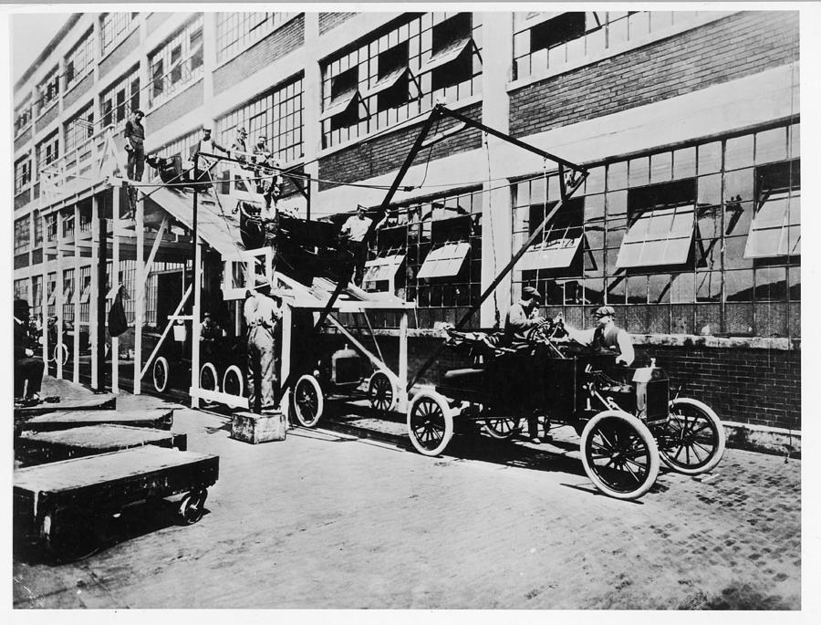 Working On The Ford Assembly Line Photograph by Mary Evans Picture ...