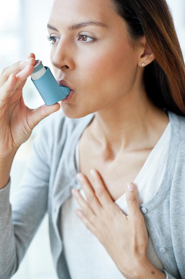 Young Woman Using Inhaler Photograph by Science Photo Library - Fine ...