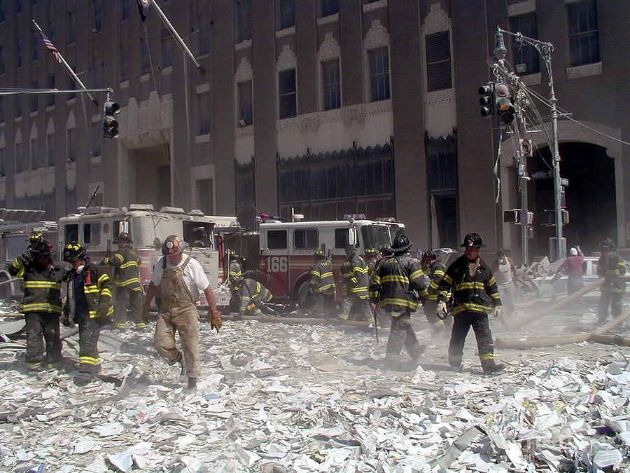Эвакуация после взрыва. Башни-Близнецы 11 сентября 2001. Пожарные 11 сентября 2001.