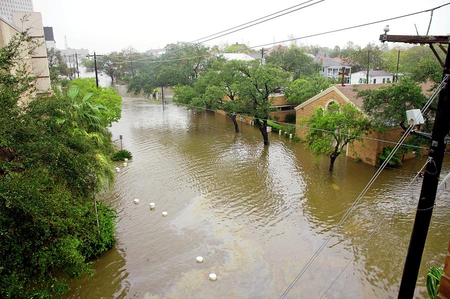 Hurricane Ike Flood Waters Photograph By Jim Edds/science Photo Library