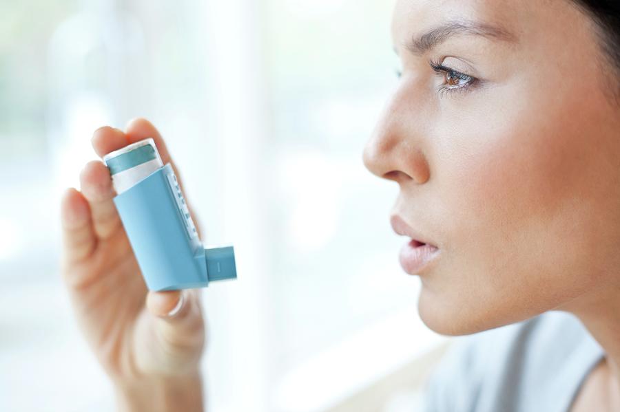 Young Woman Using Inhaler Photograph by Science Photo Library - Fine ...