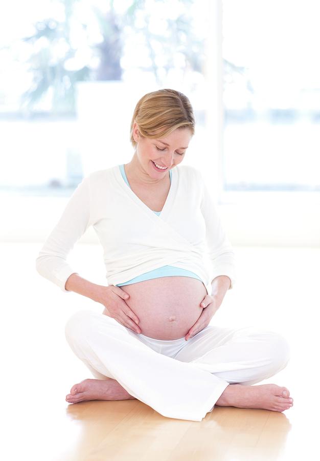 Pregnant Woman Photograph By Ian Hooton Science Photo Library