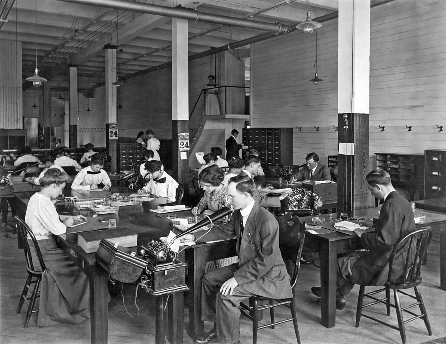 1905 Busy Office Scene Photograph by Underwood Archives - Fine Art America