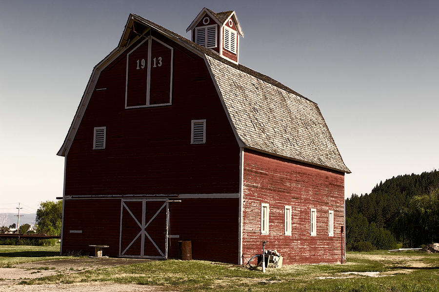 1913 Barn in Montana Photograph by Cathy Anderson