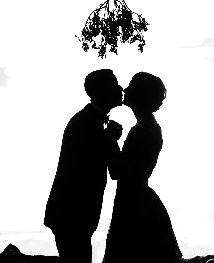 Black And White Photograph - 1920s Silhouette Of Anonymous Couple by Vintage Images