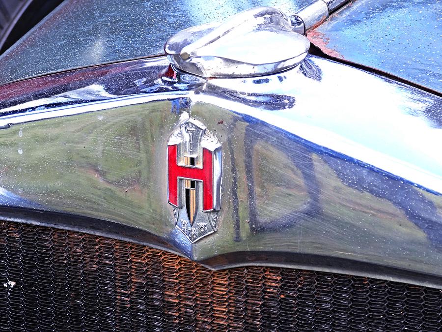 1929 Hupmobile Emblem Photograph by Nick Kloepping