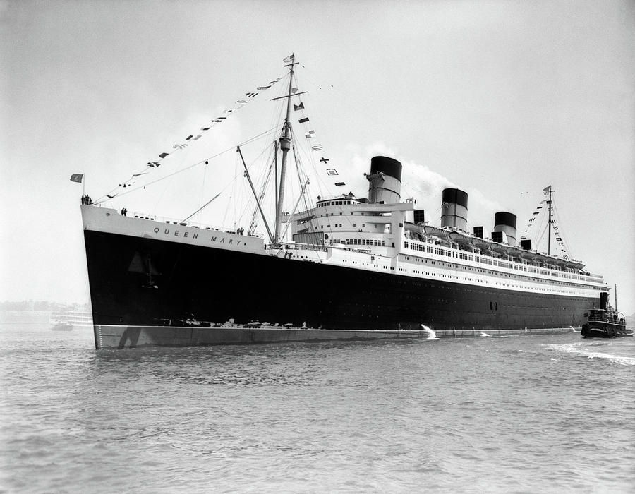 1930s 1936 Maiden Voyage Of Queen Mary Photograph by Vintage Images