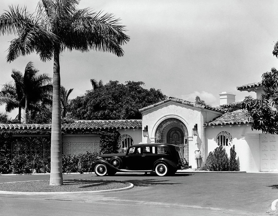 1930s Car In Circular Driveway Photograph by Vintage Images
