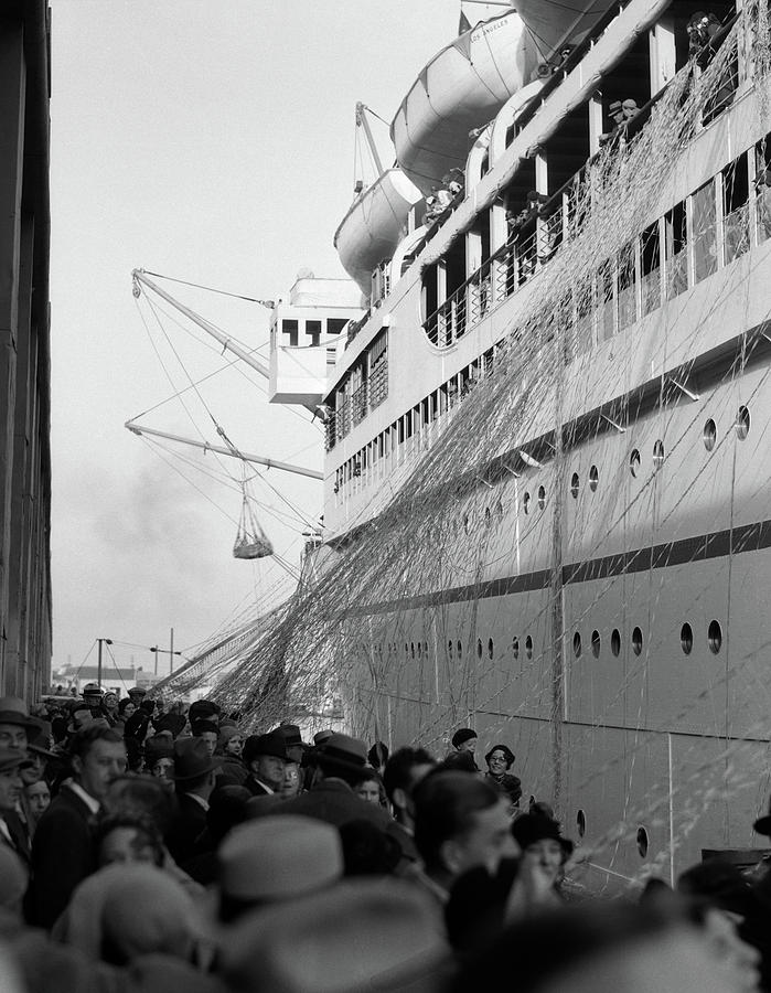 1930s Crowd Of People On Pier Wishing Photograph By Vintage Images 