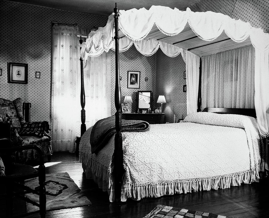 1940s bedroom with canopy bed & photographvintage images