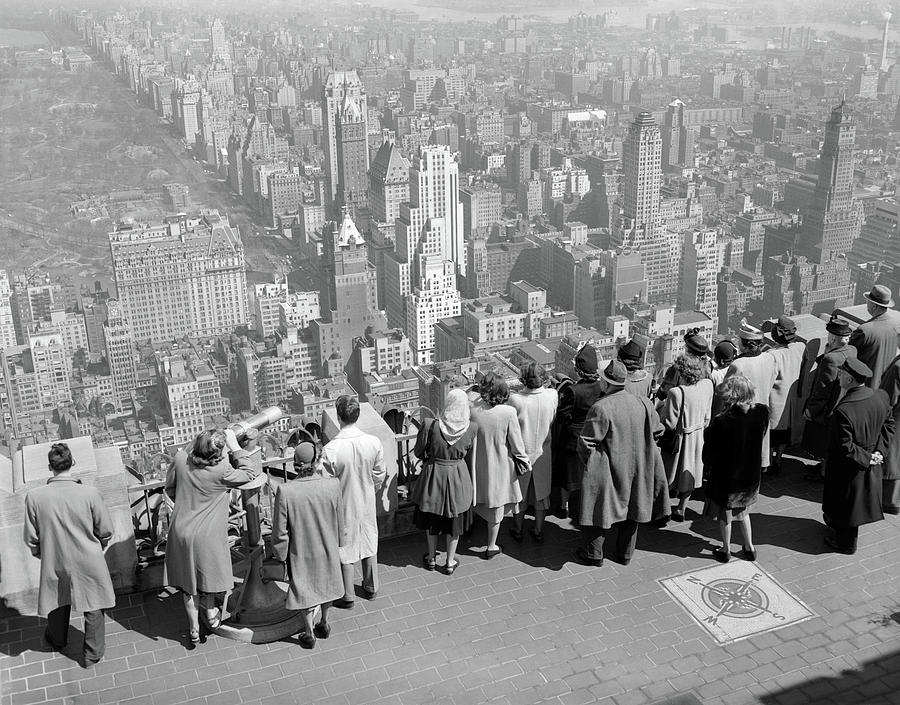 1940s Group Of Anonymous Tourists Photograph by Vintage Images - Pixels