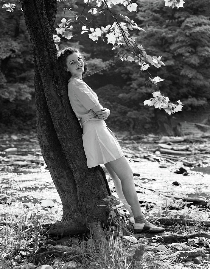Votre top Persephone Books 1940s-smiling-young-woman-wearing-short-vintage-images