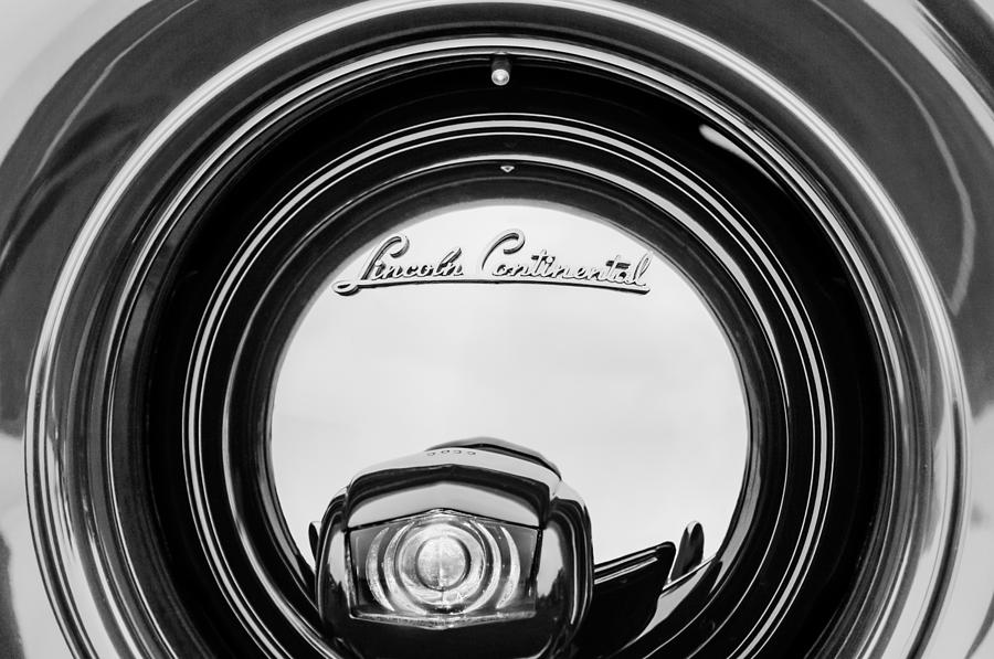 Black And White Photograph - 1941 Lincoln Continental Spare Tire Emblem - 1963BW by Jill Reger