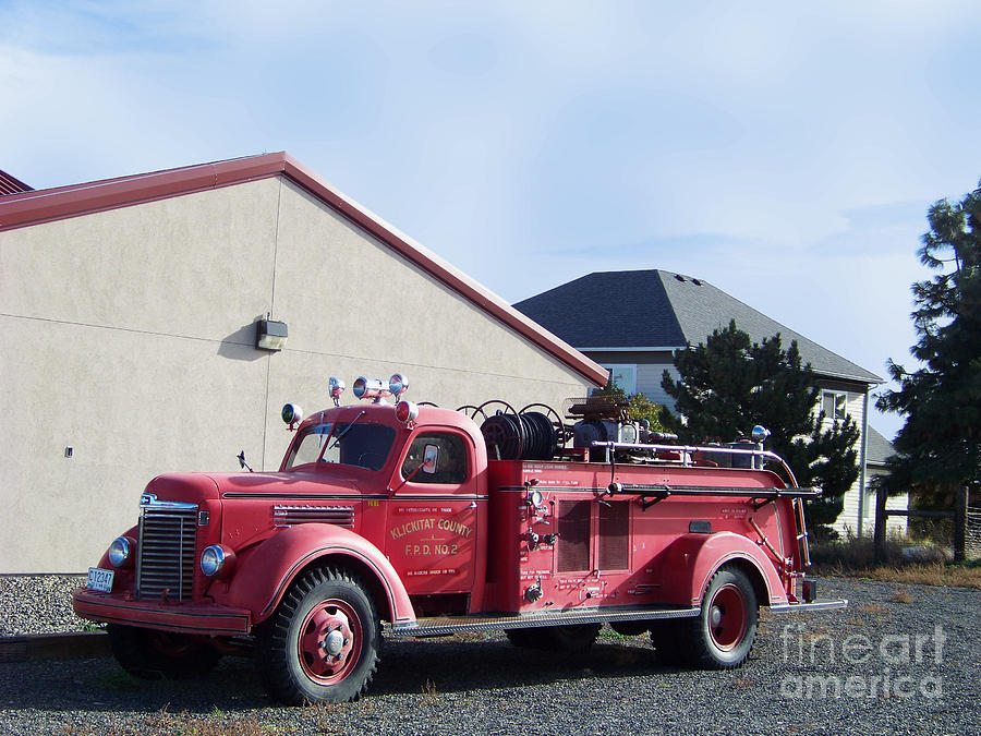 1947 International Fire Truck Photograph by Charles Robinson