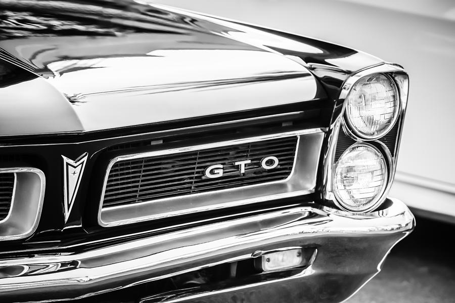 1965 Pontiac GTO Grille Emblem -044bw Photograph by Jill Reger