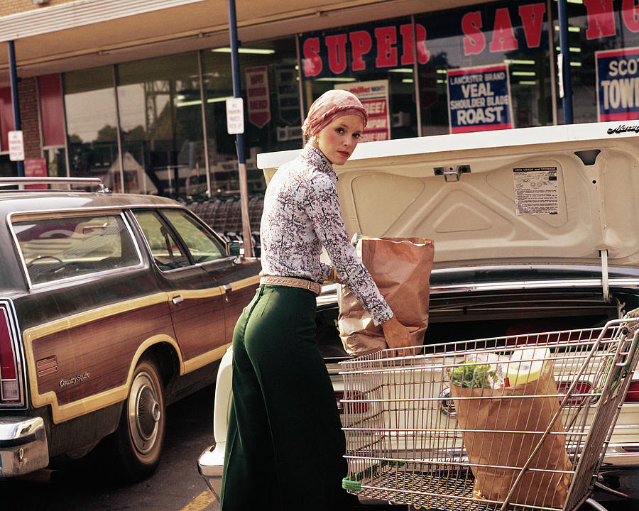 Kast Ik heb het erkend Naleving van 1970s Woman Putting Grocery Bags Photograph by Vintage Images - Fine Art  America