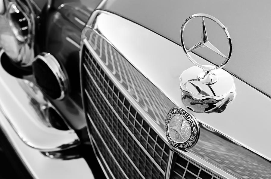 1971 Mercedes-Benz 280SE 3.5 Cabriolet Hood Ornament - Grille Emblem Photograph by Jill Reger