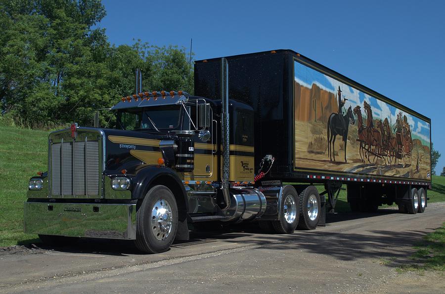 Smokey And The Bandit Tribute 1973 Kenworth W900 Black  And 