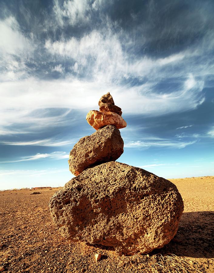 Desert Photograph - Balancing Stones #2 by Wladimir Bulgar/science Photo Library