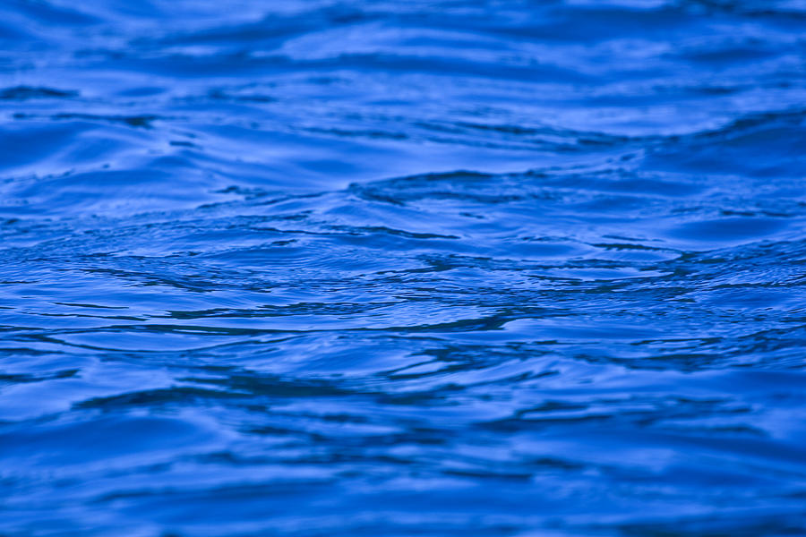 Abstract Photograph - Blue water #2 by Modern Abstract