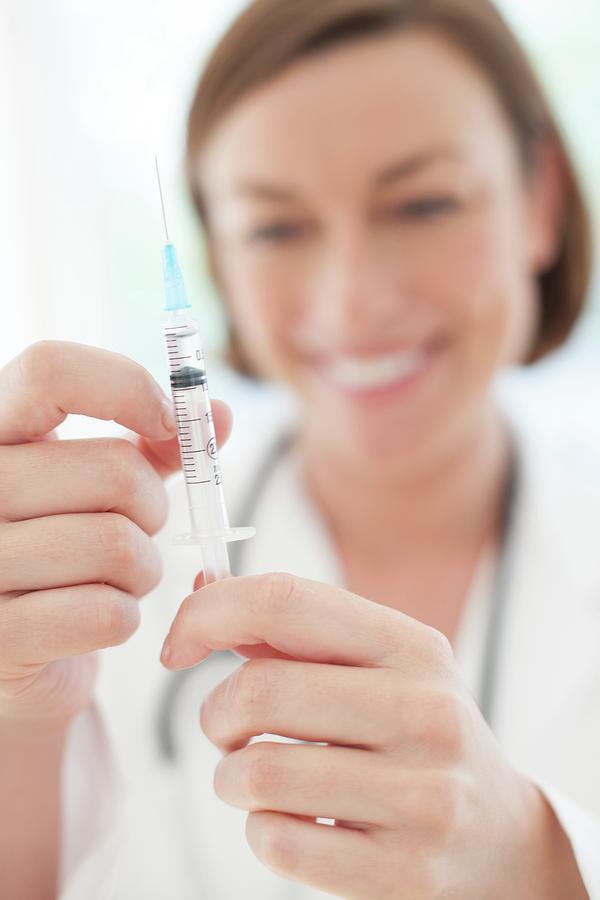 Doctor Preparing Injection Photograph by Ian Hooton/science Photo