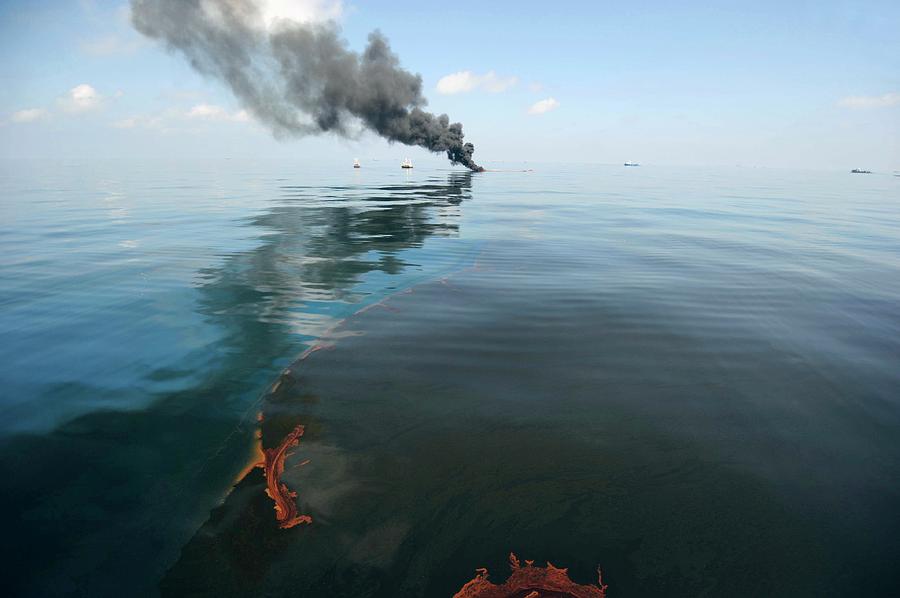 Gulf Of Mexico Oil Spill Response #2 Photograph by U.s Coast Guard/science Photo Library