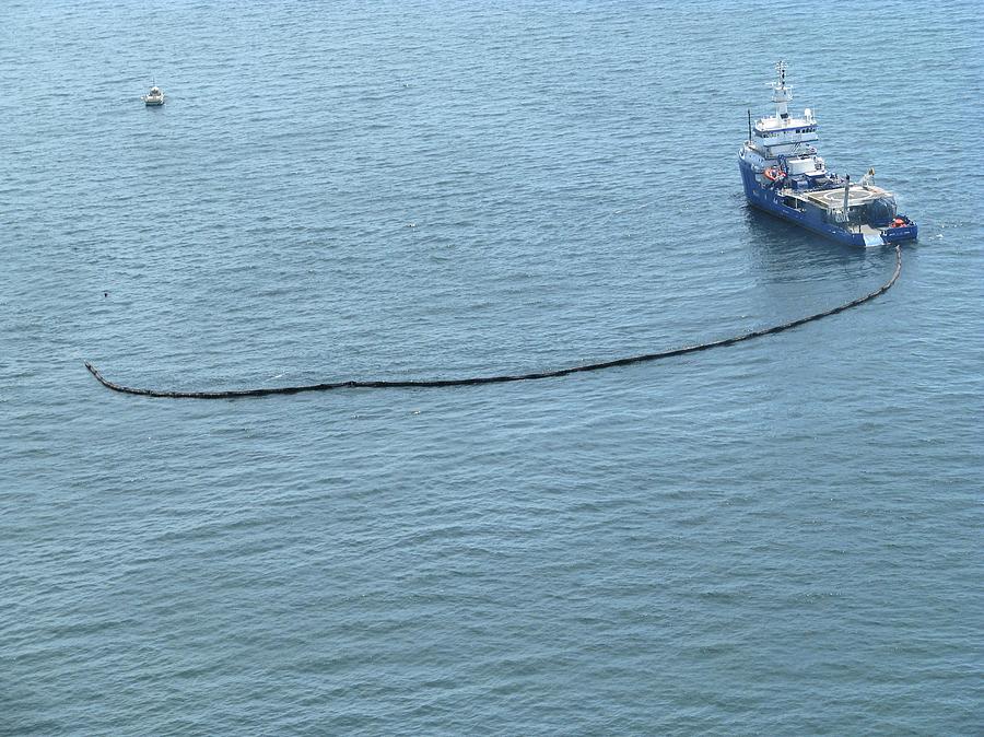 Gulf Of Mexico Oil Spill #2 Photograph by U.s Coast Guard/science Photo Library