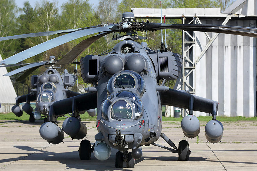 "أباتشي" و"أتاك" طائرات هليكوبتر جديدة تعزز القوات الملكية الجوية 2-mil-mi-35m-attack-helicopters-artyom-anikeev