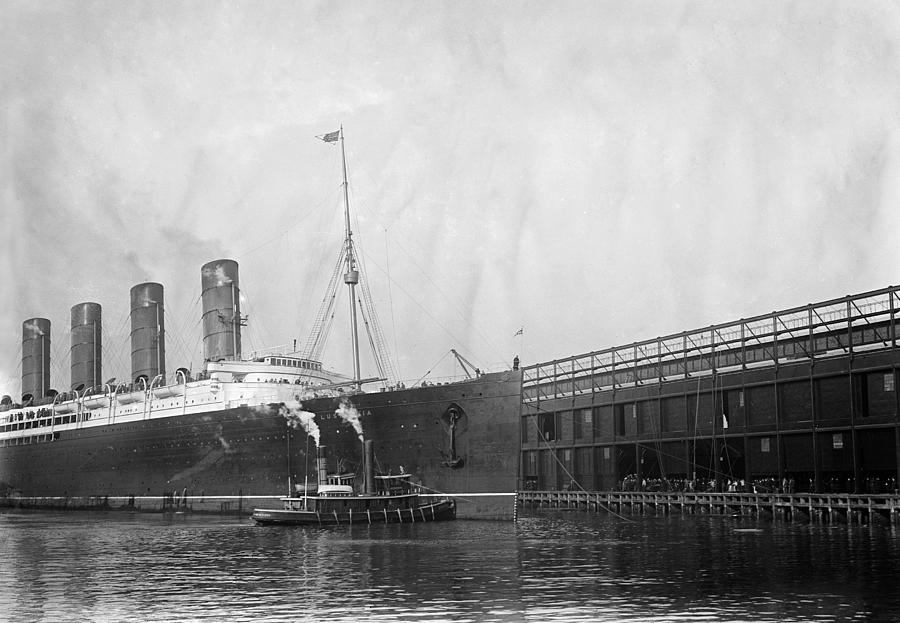 New York Lusitania, 1908 #2 Photograph by Granger