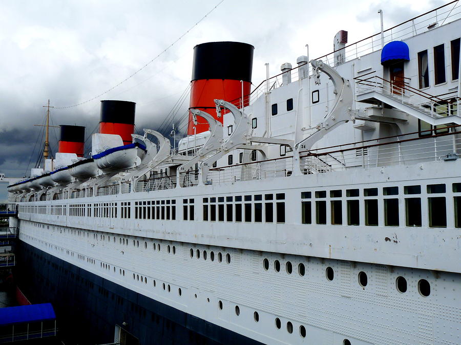 RMS Queen Mary #2 Photograph by Jeff Lowe