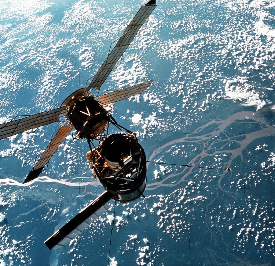Skylab Space Station Seen From Skylab-3 Module #2 Photograph by Nasa/science Photo Library