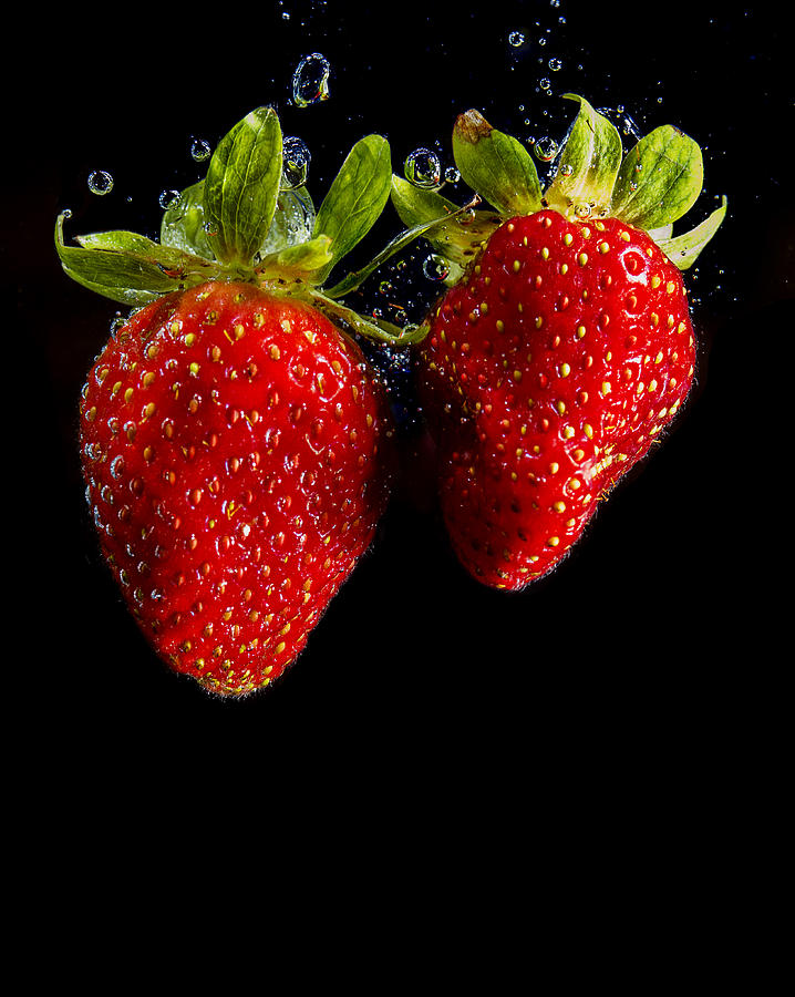 Splash strawberry #2 Photograph by Paulo Goncalves