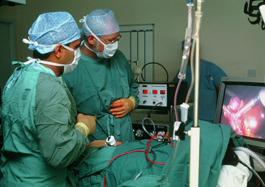 surgeons-using-laparoscope-in-gall-bladder-surgery-photograph-by