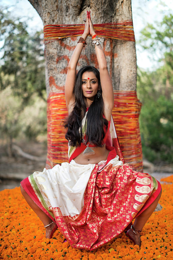 Indian girl yoga in traditional dress, yoga in traditional dress 🥰