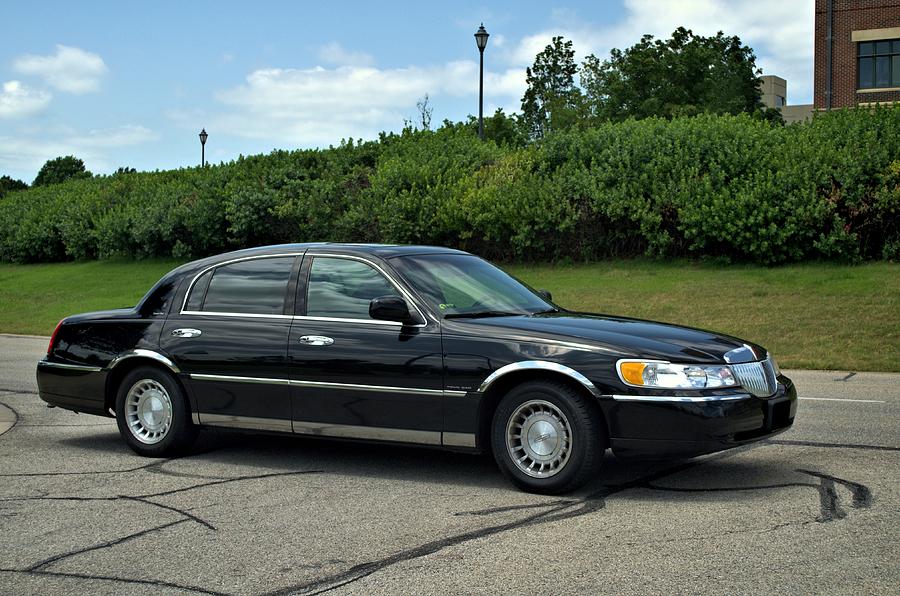 2001 Lincoln Town Car Cartier L Photograph by Tim McCullough