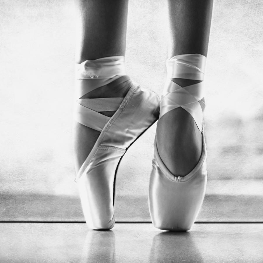 Ballet En Pointe Photograph by Laura Fasulo