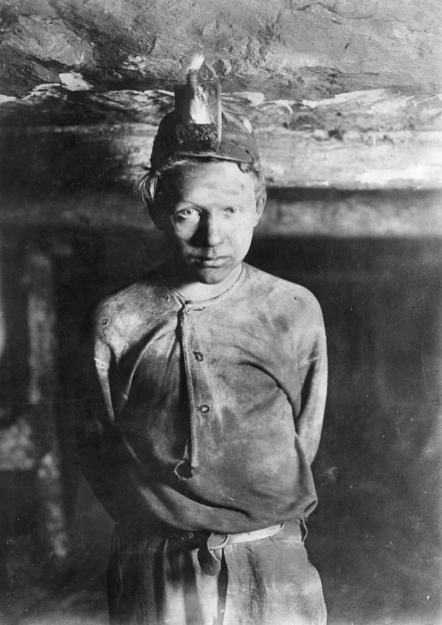 Hine Child Labor, 1908 #3 Photograph by Granger