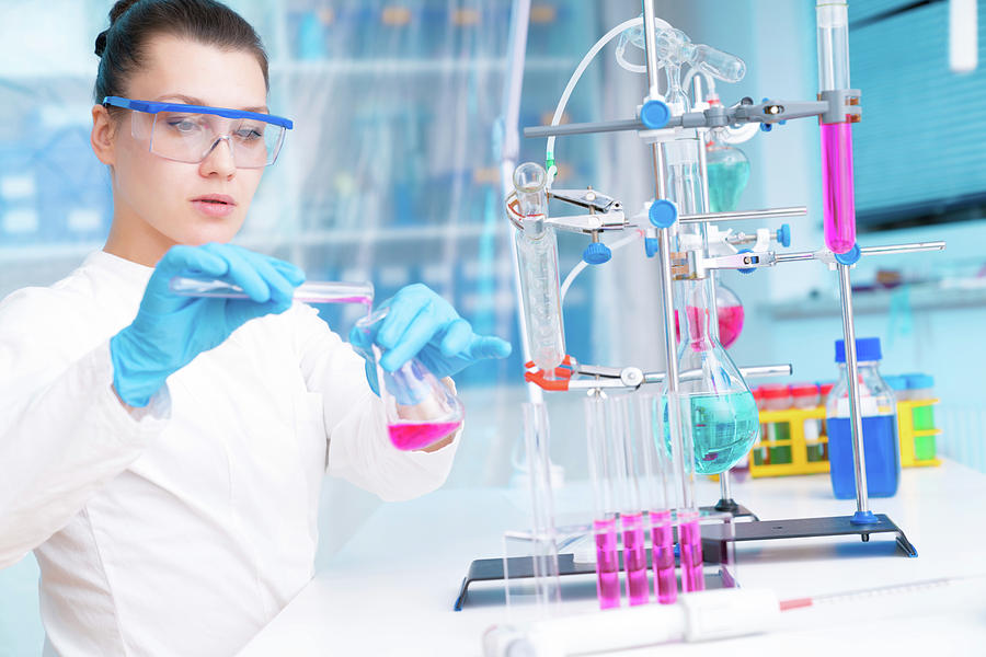 Scientist Doing Experiment Photograph by Wladimir Bulgar/science Photo ...