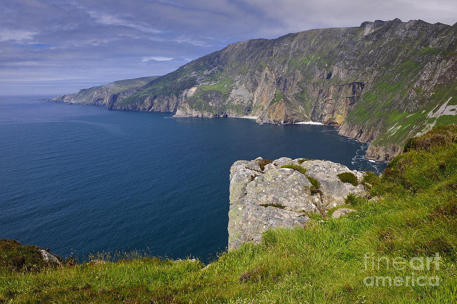 Slieve League Cliffs, Ireland Photograph by John Shaw