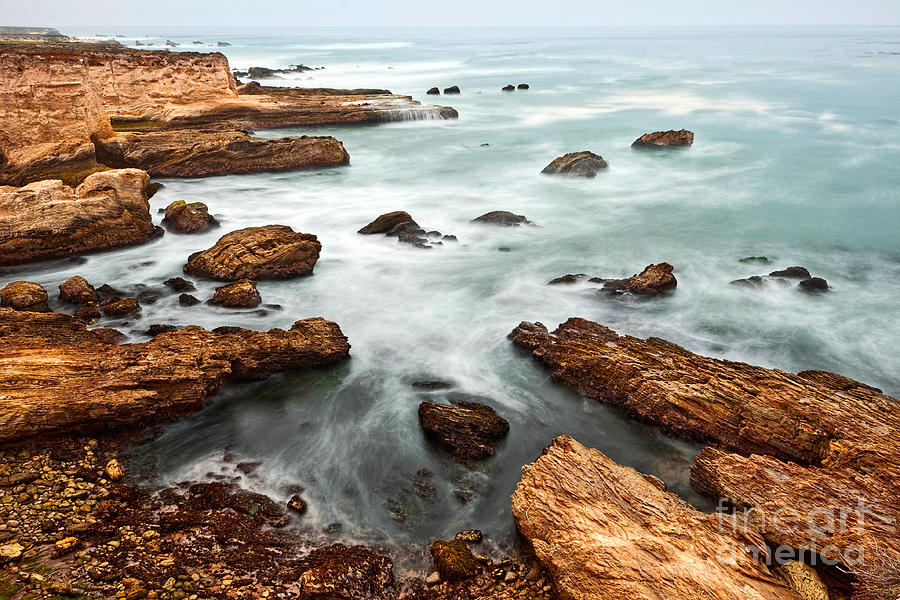 The jagged rocks and cliffs of Montana de Oro State Park in California 