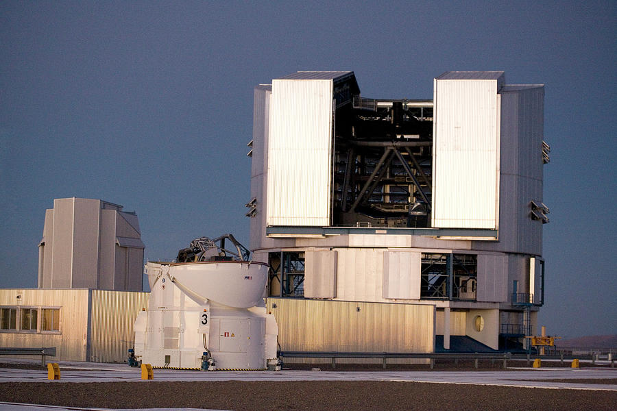 Vlt Telescope Photograph By Adam Hart-davis/science Photo Library