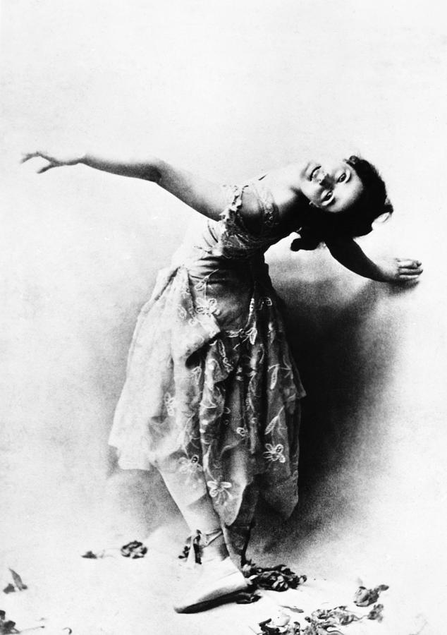 Isadora Duncan #2 Photograph by Granger