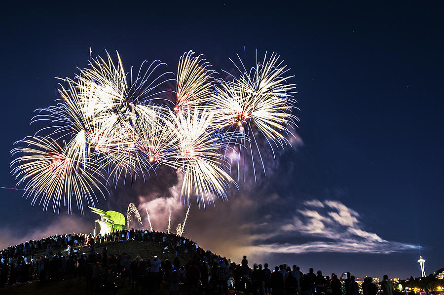 July 4th Fireworks at Lake Union #4 Photograph by Hisao Mogi