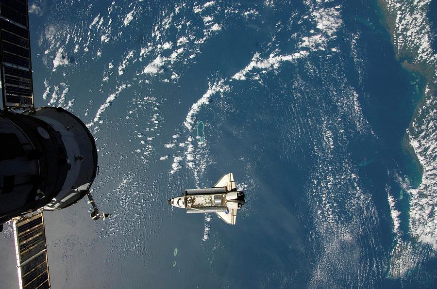 Endeavour Approaching The Iss Photograph by Nasa/science Photo Library ...